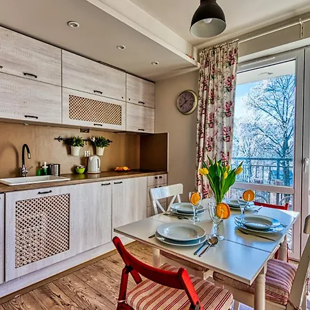 Dworcowa Centrum By Royal Aparts شكلارسكا بوريبا